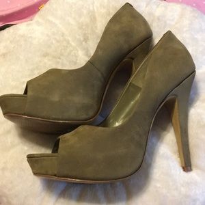 Jessica Simpson stilettos